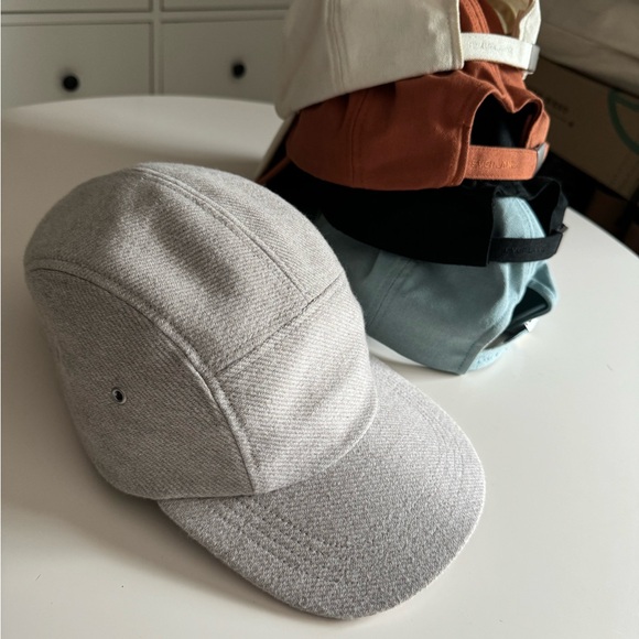 Bundle of 5 everlane caps - Picture 3 of 6